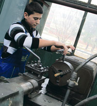 Занаят се учи в практиката, а не като гледаш майстора