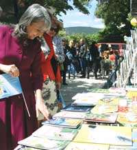 Електронната книга не е враг на хартиената