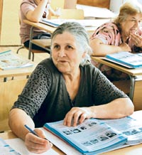 Пораснали ученици се потят над букварите