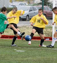 Деца играят срещу хулиганството