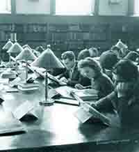 Ученици поставят основите на Университетската библиотека