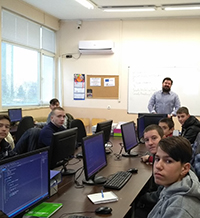 Бизнесът влезе в клас и оборудва лаборатории