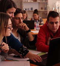 Повече учители в класните стаи