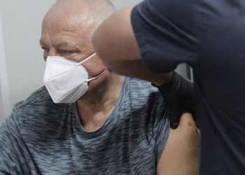 Ваксинират учителите