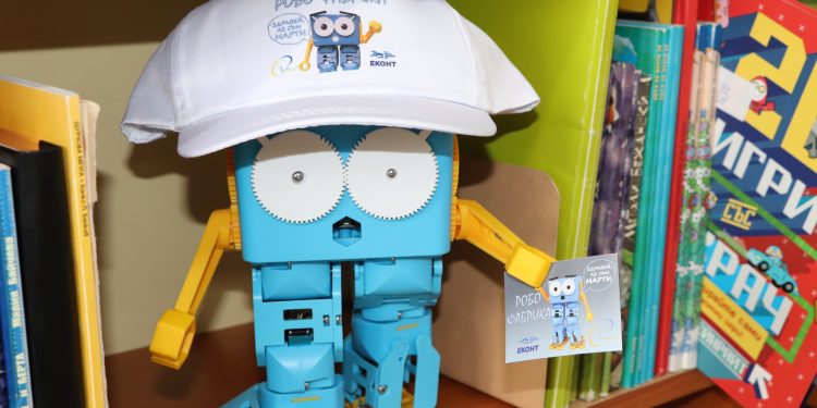 Роботът Марти при децата от Русе