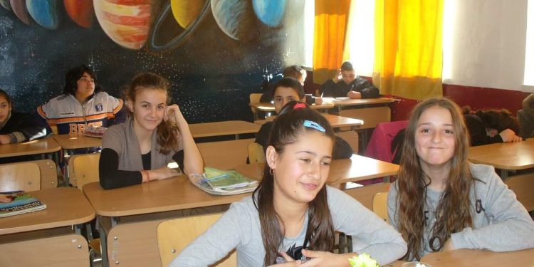 Млади еколози поддържат цветна градина