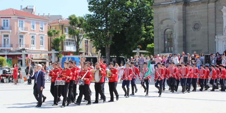 Гимназията  с вятърния генератор