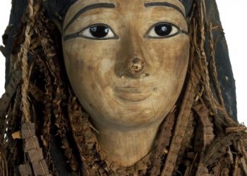 „Развиват“ мумията  на Аменхотеп