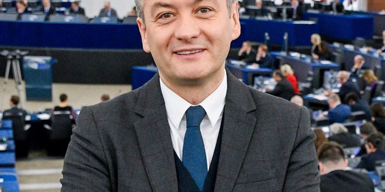 Роберт Бедрон – председател на Комисията по правата на жените  и равенството между половете в Европейския парламент, пред „Аз-буки“: Битката срещу насилието над жени е обща