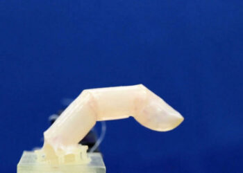 Роботизиран пръст с жива кожа