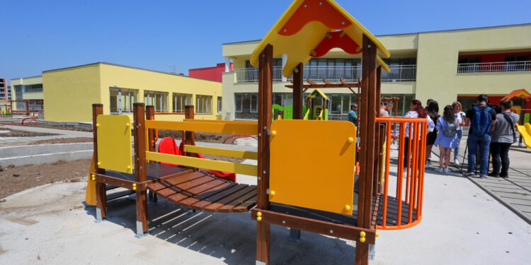 Правителството одобри 37 075 974 лева за изграждане и ремонт на училища и детски градини, физкултурни салони и спортни площадки. Осигурява се финансиране и за цялостно обновяване на студентски общежития.