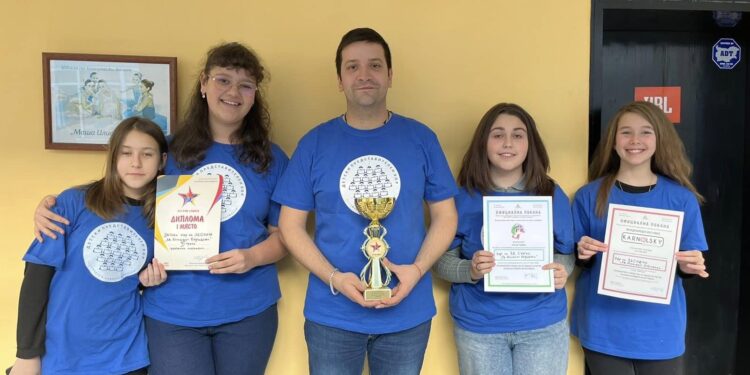 В час по музика с макет на цигулка