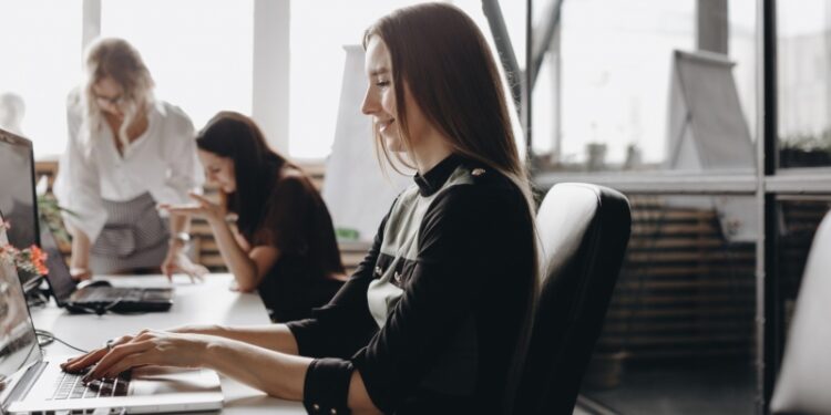 Жените учат повече