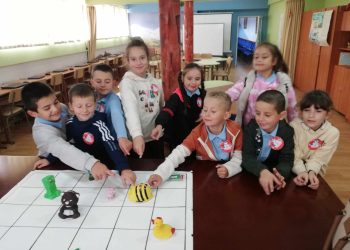 Пчеличка робот учи  на програмиране