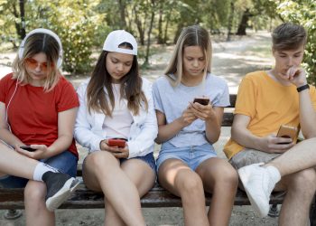 Смартфоните увреждат цяло поколение