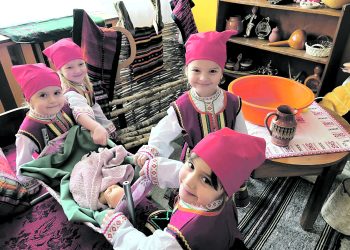 Снимка на броя: Малчугани пресъздават Бабинден