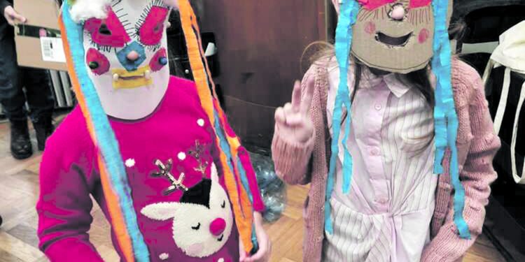 Кукери от БНУ „Йордан Йовков“ в Букурещ гонят злите сили