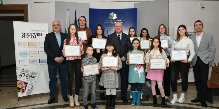 Министър Галин Цоков връчи грамота на победителите от Националния фотоконкурс на „Аз-буки“