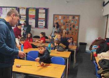 Българчета на Острова месят хляб и правят туршия в час