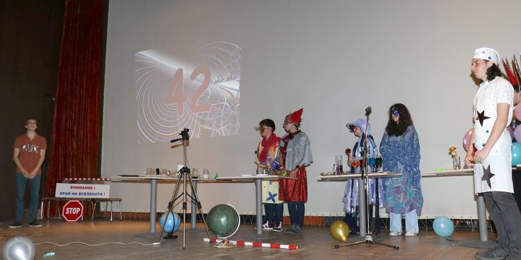 Ресторант накрая на Вселената: 70 ученици представят доклади на 50-ата национална младежка конференция по астрономия