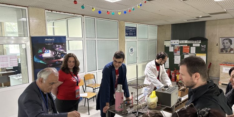 Физици разказват за черните дупки и нови светове