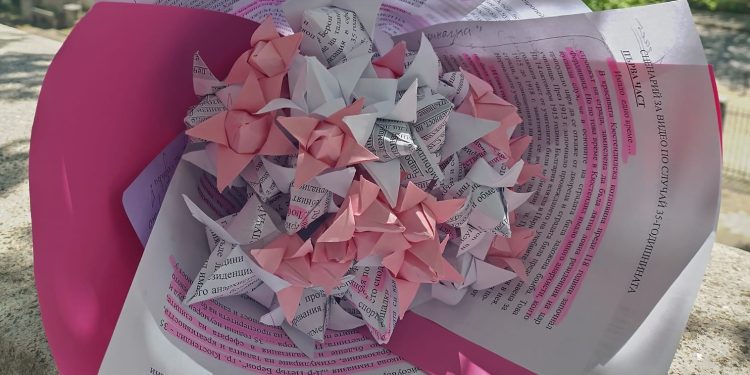 35 хартиени лалета за 35 години ЕГ „Д-р Петър Берон“