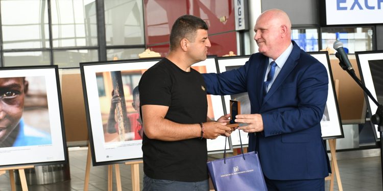 Проф. Цоков отличи български учител, обучаващ деца в Уганда