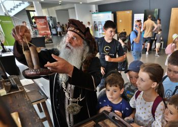 Снимка на броя: „Ало, Космос! Говори България!“