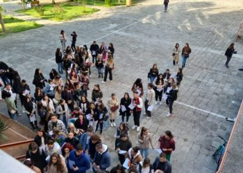 Родителите с ученика при записването в гимназия