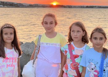 Игри на криеница и разходка с панорамен автобус на летния лагер в Равда на учениците от СУ „Максим Райкович“