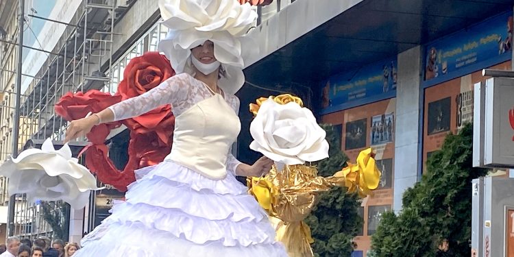 XIII международен фестивал за уличен и куклен театър заплени малки и големи в София