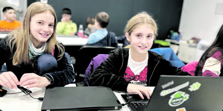 Безплатни обучения по програмиране и дигитални науки за ученици от III до XII клас