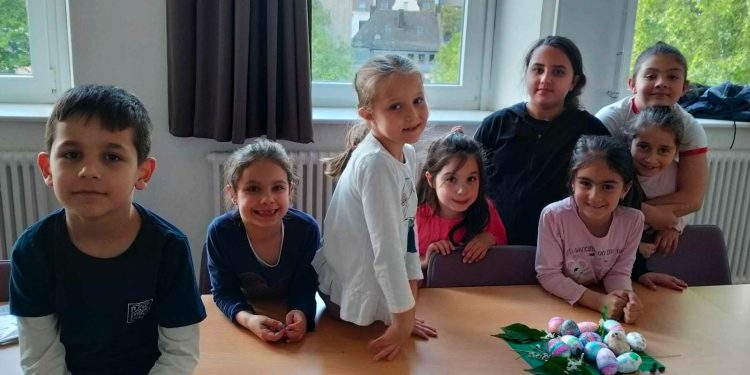 Ученици зад граница четат приказки в автентични костюми