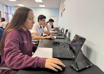 Повече от 28 000 деветокласници решаваха онлайн тест в първия ден на проверката по природни науки