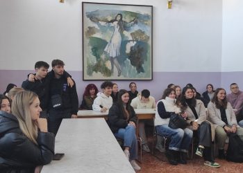 С труд и отговорност към ученици и родители