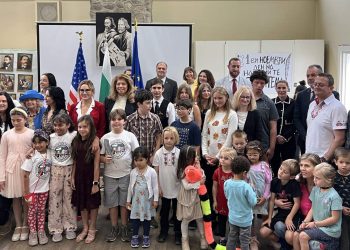 Заедно с учениците, родителите и учителите от Българското училище „Св. св. Кирил и Методий“ Илияна Йотова отбеляза Деня на народните будители.