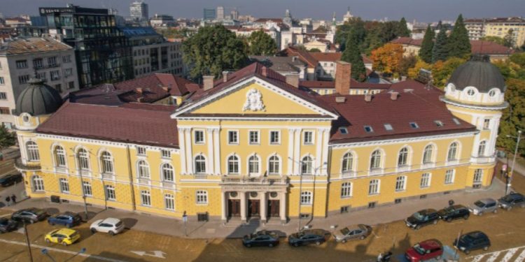 Член кореспондент Евелина Славчева от Института по електрохимия и енергийни системи и академик Христо Миладинов от Института по микробиология са кандидатите за нов председател на Българската академия на науките