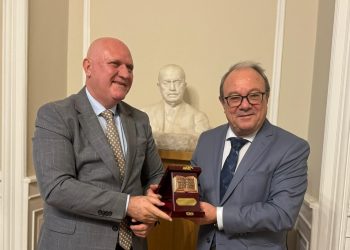 Акад. Юлиан Ревалски с плакет на МОН