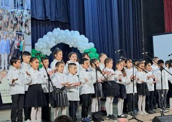 Учениците поздравиха гостите с песни