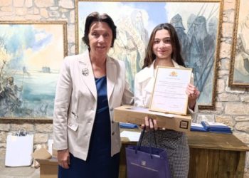 Заместник-министър Лазарова награди победителя в ученическия конкурс „Родолюбие“