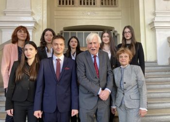 Български ученици са първенци на европейско състезание по право