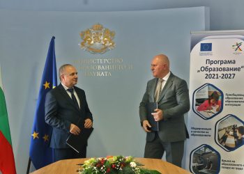 Над 40 000 студенти на практика в реална работна среда по проект на МОН