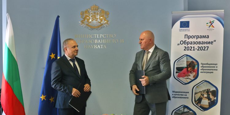 Над 40 000 студенти на практика в реална работна среда по проект на МОН