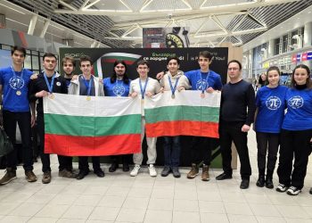 Част от отбора, участвал на Жаутиковската олимпиада