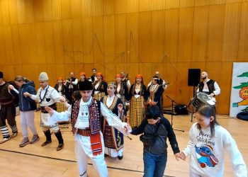 Смолянският фолклорен ансамбъл „Родопа“ провежда открити уроци по фолклор с възпитаниците на местните образователни институции