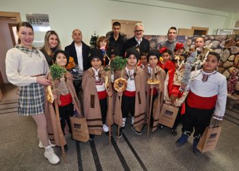 Eкипът на Национално издателство "Аз-буки" посрещна на 14 януари прекрасните деца от ОУ "Капитан Петър Пармаков" в село Градец, които представиха как се посреща ромската Нова година