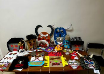 Децата гонят злите сили с авторски маски