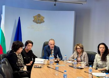 Министър Красимир Вълчев проведе онлайн среща с началниците на регионалните управления на обраозванието