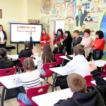 По време на откриването на обновения кабинет децата показват знания черз викторина