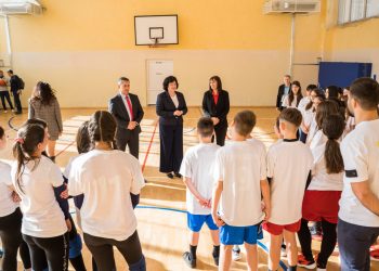 Заместник-министърът на образованието и науката Таня Михайлова разговаря с ученици от Смолян и Рудозем за вредата от зависимостите